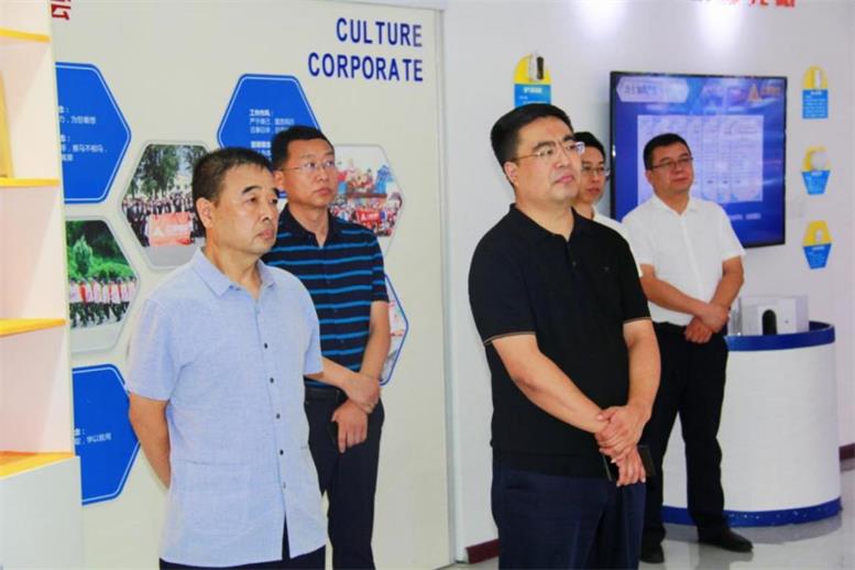 辽阳市白塔区委书记缪万举莅临k豆钱包信息调研领导3.jpg 辽阳市白塔区委书记缪万举莅临k豆钱包信息调研领导3.jpg